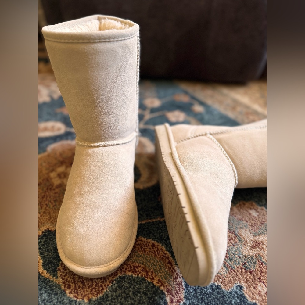 Women’s Bearpaw Emma Short boot size 8.5